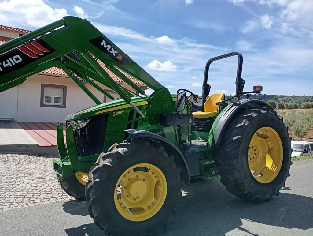 John Deere 5100M — fotografia 1